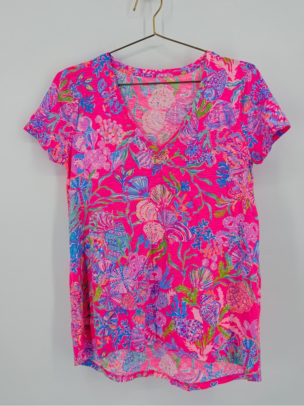 Lilly Pulitzer Seashell Coral Print V-Neck T-Shirt Size Small 100% Cotton